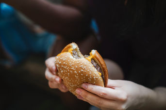FAST FOOD JÁ ERA RUIM E SÓ PIOROU!