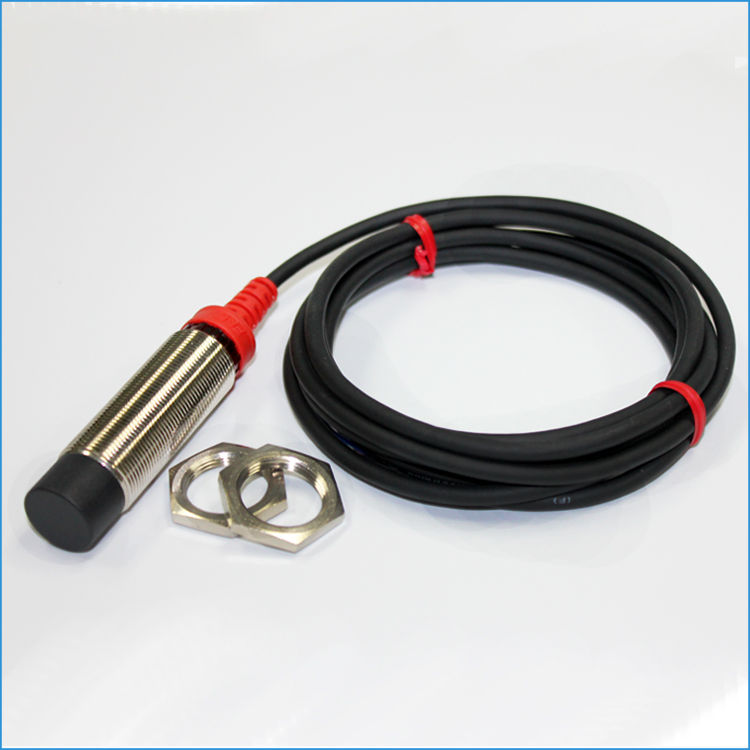 Miniatura: Close-up view of F&C F3C-18KN08-P R2M Proximity Sensor highlighting M18*68 size and connection wires.