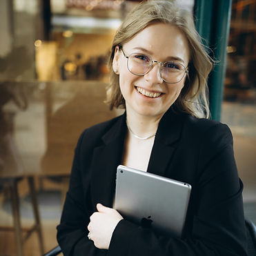 Daria, Gründerin von Darlink Agency, Social-Media-Expertin & Bloggerin. Entwickelt Strategien für Unternehmen, um online erfolgreich zu sein.