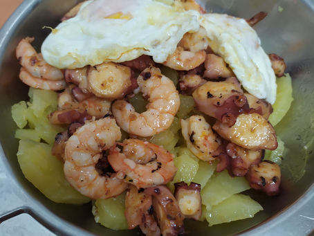 Huevos rotos con gambas
