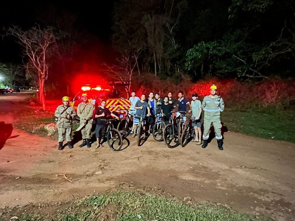 Bombeiros localizam 9 adolescentes perdidos em mata