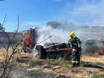 Caminhão pega fogo em pátio de ferro-velho em Goianésia