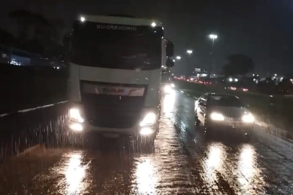 Chuvas em Goiás aumentam o risco nas estradas; veja orientações da PRF para viajar com segurança