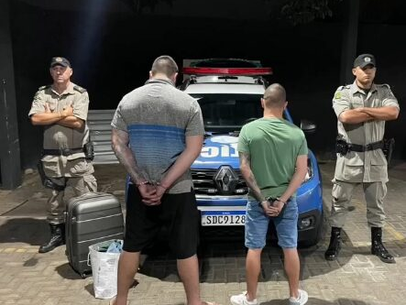 PM prende dois por golpe no cartão durante compra de morango