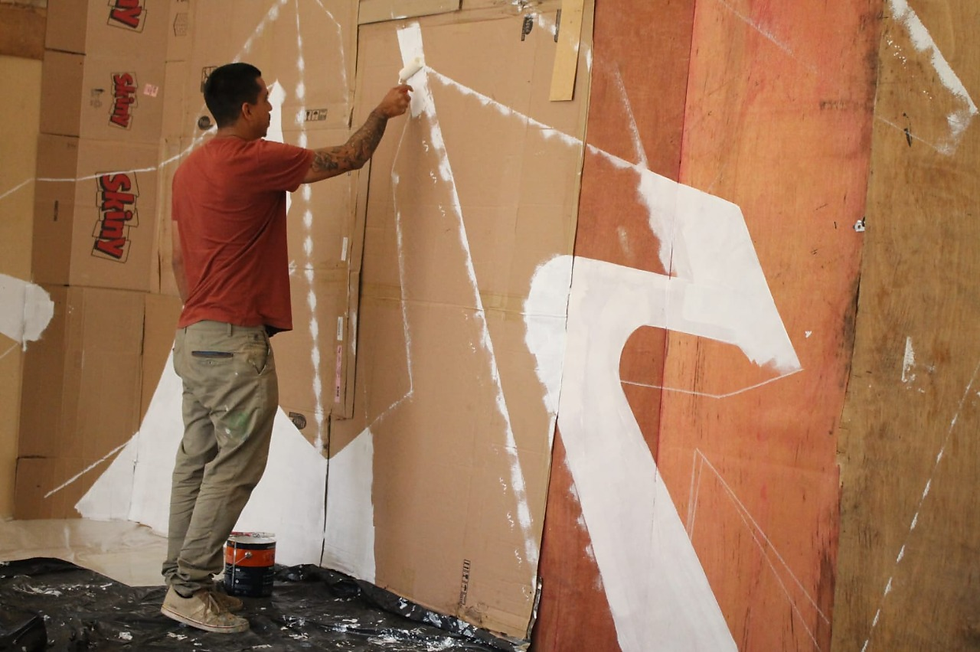 Artista reuniu materiais recicláveis acumulados na própria unidade cultural para montar a estrutura que ficará em cartaz até 10 de junho. Após este período, a obra será desfeita