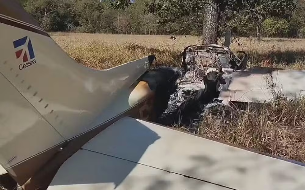 Avião carregado com cerca de 300 kg de cocaína faz pouso forçado e pega fogo em fazenda de Itarumã