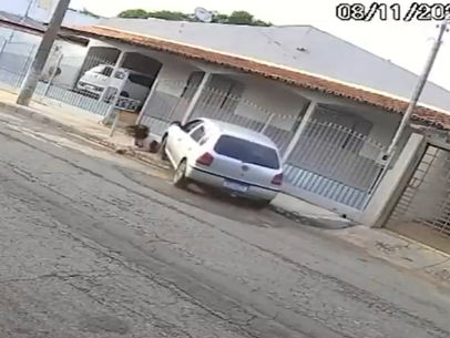 Mulher é perseguida por ex-marido em Morrinhos; vídeo mostra momento em que ela foge de atropelamento