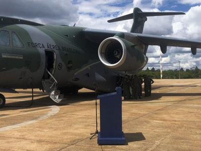 Avião da FAB que resgatará brasileiros parte para a Polônia