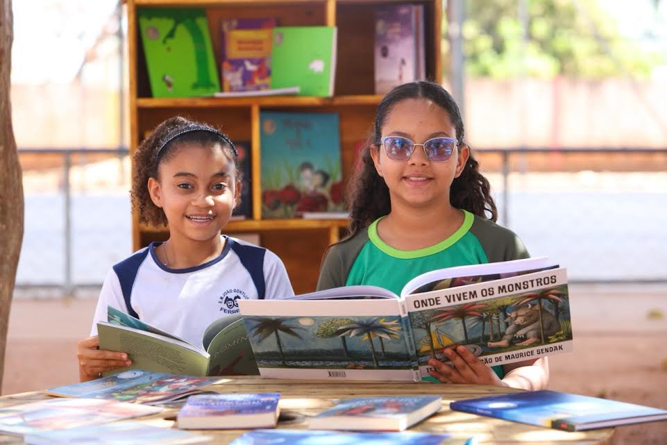 Escola em Vila Propício recebe oficinas práticas gratuitas de arte, cultura e até formação presencial para o turismo