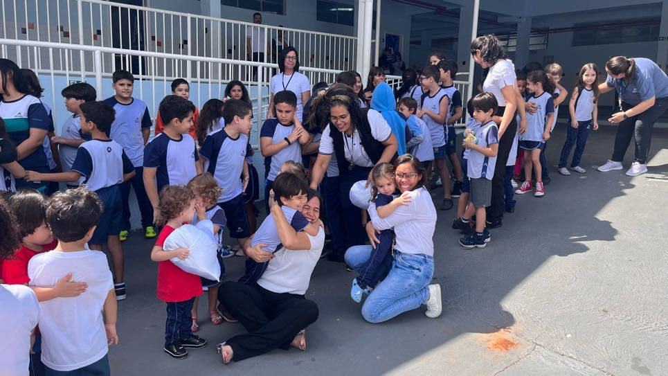 Colégio Adventista promove abraço coletivo para incentivar paz e união entre alunos