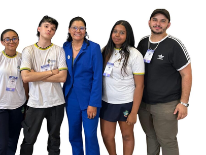 Por meio da criatividade, empatia e tecnologia, estudantes do Cepi Dr. Mauá Cavalcante Sávio, em Anápolis, transformaram um desafio real em inovação premiada. Os alunos Ana Gabrielly Pereira, Pedro Augusto Yoshihara e Anna Beatriz Souza desenvolveram o Sentipulso, um smartwatch pensado para auxiliar estudantes neurodivergentes no controle emocional dentro do ambiente escolar.