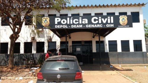 Homem é preso por ameaçar, perseguir e chantagear namorada