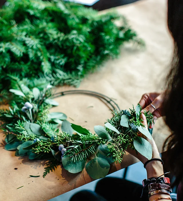 Atelier créatif, réalisation d'une couronne fleurie au sein des serres horticoles Mendi, le jardin de tous à Anglet, au Pays Basque