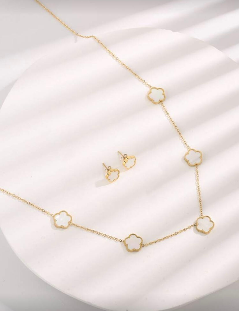 Conj de colocar  com de decaracao floral. Acompanha um lindo brinco  floral