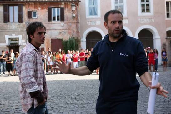 Il regista Fausto Brizzi durante le riprese