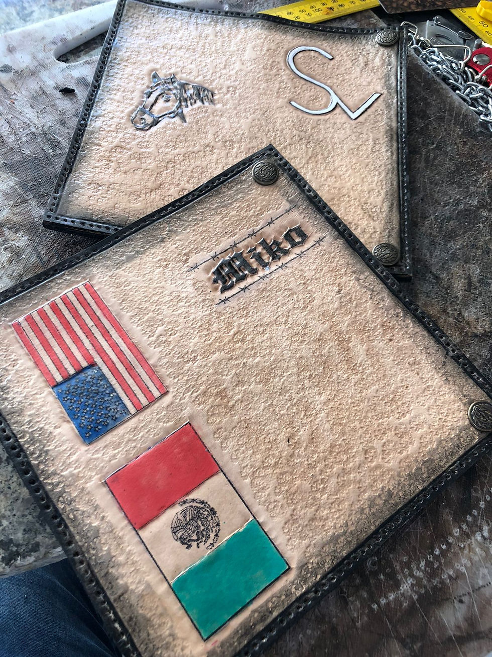 Miniatura: carteras hechas con piel y cuero