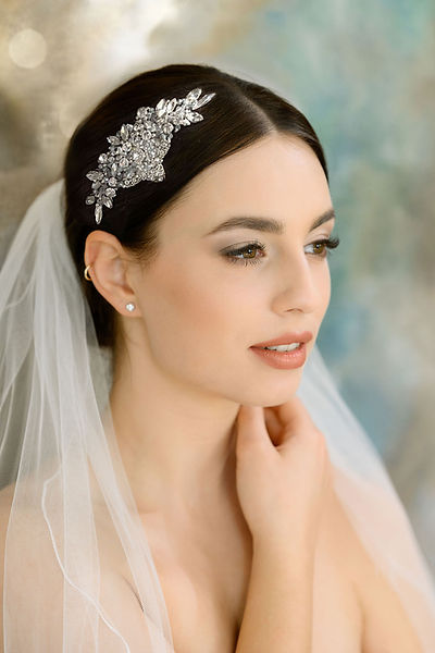 The Delana crystal comb is the epitome of elegance and glamour. This exquisitely detailed design features a dazzling cluster of crystals, adding a touch of sparkle and sophistication to any bridal ensemble. Whether worn at the back or on the side, it enhances your hairstyle with timeless beauty and charm.