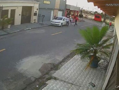 Vídeo mostra criminosos rendendo mulher para roubar carro à luz do dia, em Manaus; assista