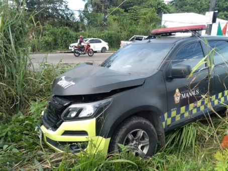 Viatura de agentes de trânsito é roubada por assaltantes em fuga