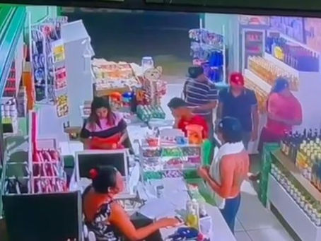 Vídeo: jovem é morto a tiros em frente da mãe no AM