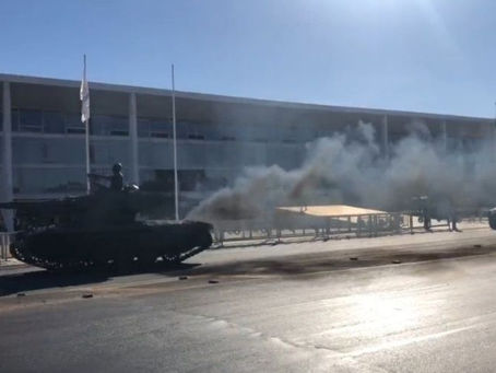 Bolsonaro assiste ao desfile de tanques do Planalto junto com ministros
