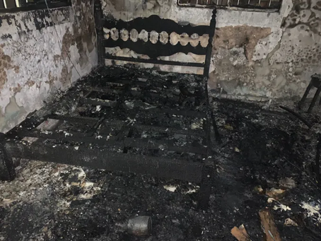 Casa pega fogo após mulher queimar papel dentro de quarto, em Manaus