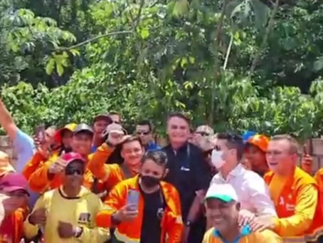 Em Manaus, Bolsonaro para carreata e bate-papo com garis