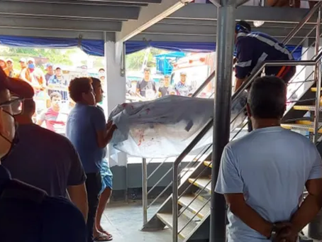 Homem mata ex-mulher a facadas em barco na frente de filho no AM