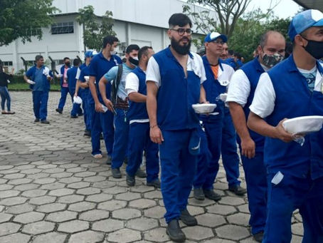 Sindicato dá ‘quentinha’ para trabalhador não passar fome na fábrica da Suzuki em Manaus
