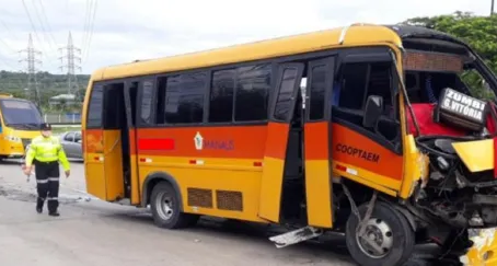 Micro-ônibus “Amarelinhos” ficam destruídos após colisão em Manaus