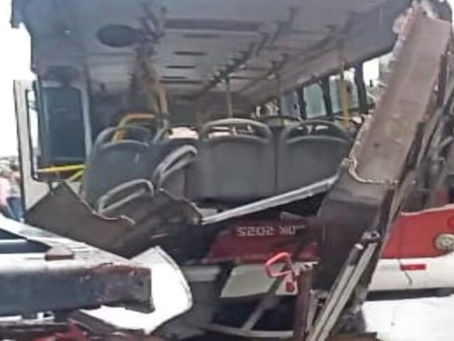 Passageiro do 418 quase tem perna arrancada após acidente com carreta no Mauazinho; veja vídeo