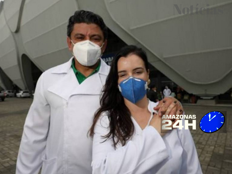 Casal encontra no trabalho voluntário durante vacinação uma forma de levar esperança e amor