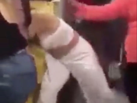 Veja o vídeo; Amigo oculto termina em briga após homem presentear colega de trabalho com lingerie