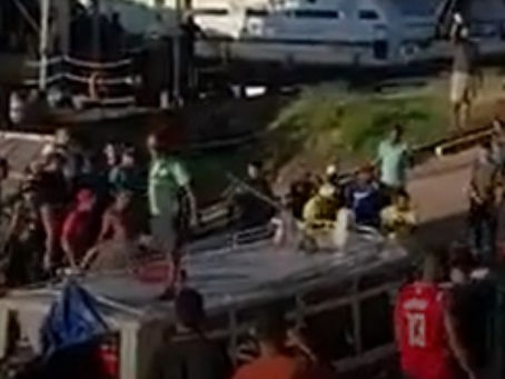 Vídeo mostra momento que moradores revoltados atacam piratas do rio em Japurá; veja