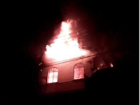 Veja o vídeo; Casa é destruída pelo fogo após curto-circuito em Manaus