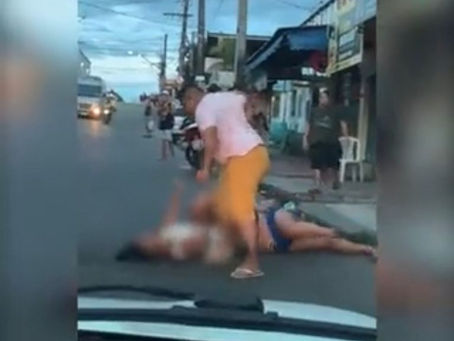 Vídeo: grávida é esmurrada e arrastada pelos cabelos por grupo em Manaus