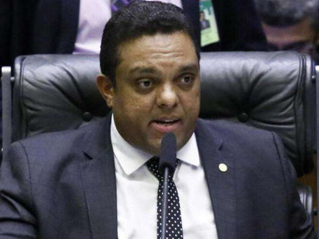 Deputado governista cobra Bolsonaro: ‘Não espere a prisão de Carlos’