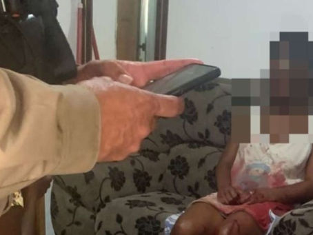 Mulher é espancada por vizinhos e presa após torturar filho de 4 meses