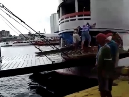 Acidente entre balsa e barco deixa passageiros em pânico no Porto de Manaus; veja vídeo