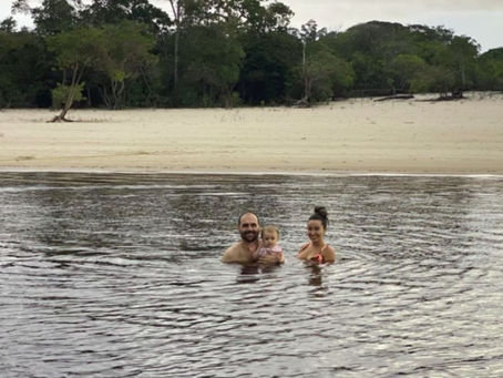 Eduardo Bolsonaro curte passeio com a família no Amazonas