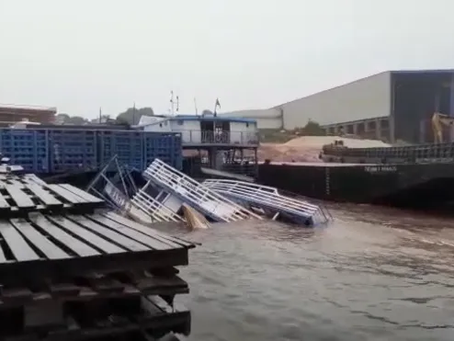 Barcos afundam durante forte chuva na orla de Manaus; veja vídeos
