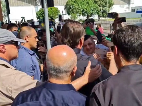 Segurança impede Menezes de encostar em Bolsonaro em Manaus