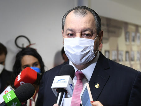 ‘Ameaça de um fraco que sabe que perdeu’, diz Aziz sobre desfile de tanques com Bolsonaro