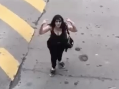 Mulher surta no meio da rua após flagrar marido com outra e revela: ‘Tu é um Zé Piquinha’; veja