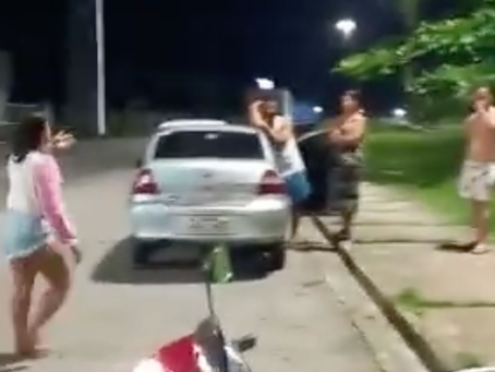 Mulher flagra o marido saindo da ‘Casa das Primas’ e bate o carro ao seguir ele igual doida; vídeo