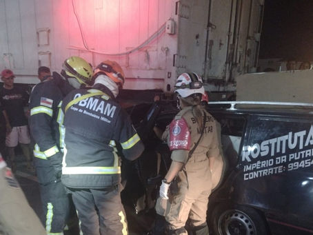 Em Manaus, homem fica preso às ferragens após colidir carro em caminhão