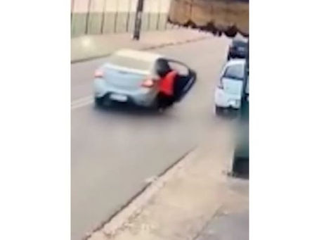 Mulher é arrastada por carro de aplicativo em Manaus; veja vídeo
