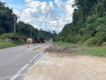BR-174 é parcialmente liberada após caminhão tombar com combustível