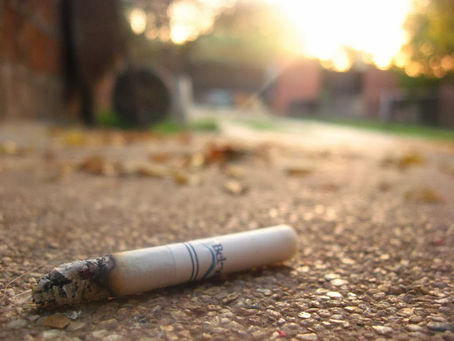 Entra em vigor lei que prevê multa para quem jogar bituca de cigarro em ruas de Manaus