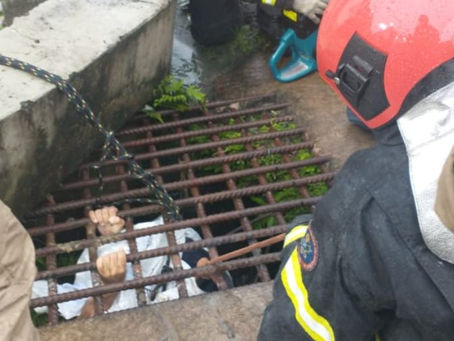Homem fica preso em bueiro; bombeiros foram acionados para resgate